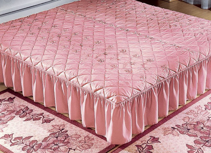 Tagesdecken - Tagesdecke mit Volantabschluss, in Größe 873 (Einzelbett, 140x210 cm, 1 Volant) bis 916 (franz. Bett, 280x250 cm, 3 Volants), in Farbe ROSA Ansicht 1