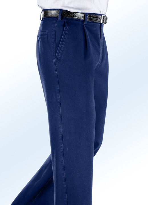 Jeans - Bügelfreie Jeans mit Zieretikett in 3 Farben, in Größe 024 bis 062, in Farbe JEANSBLAU Ansicht 1