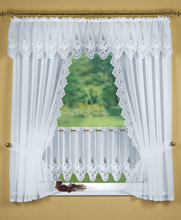 Fensterdekoration mit aufwendiger Plauener Stickerei