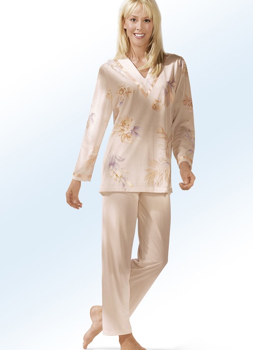 Schlafanzüge & Shortys - Schlafanzug mit V-Ausschnitt und langer Hose, in Größe 036 bis 052, in Farbe APRICOT-BUNT Ansicht 1
