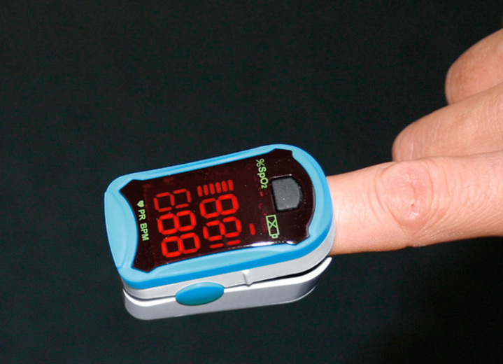Medizinische Geräte & Technik  - Fingerpuls-Oximeter zum schnellen Ermitteln der Sauerstoffsättigung, in Farbe WEISS Ansicht 1