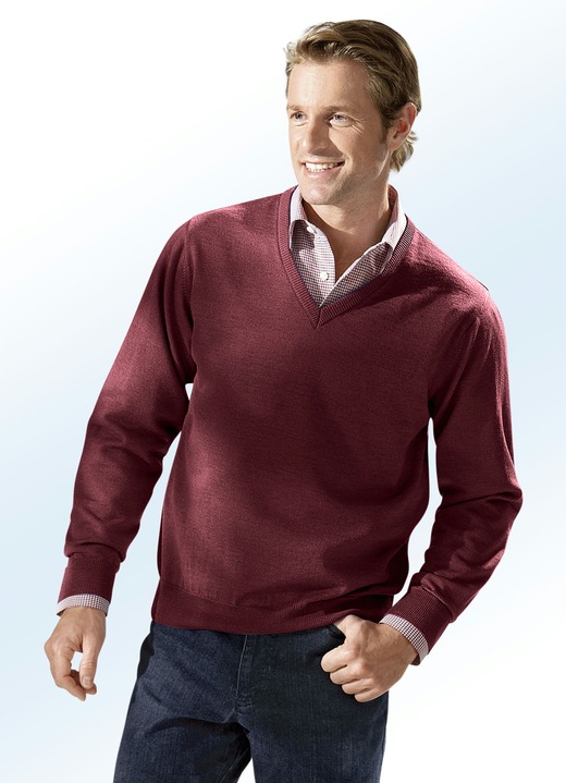 Uni - Pullover in 4 Farben mit V-Ausschnitt, in Größe 046 bis 062, in Farbe WEINROT Ansicht 1