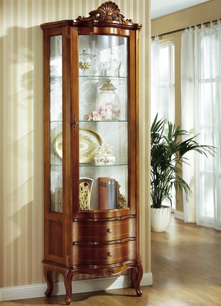 Vitrine mit Intarsien-Arbeiten an den Fronten