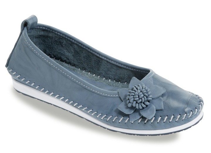 - Mokassin-Slipper mit sommerlicher Lederblüte, in Größe 036 bis 042, in Farbe JEANS