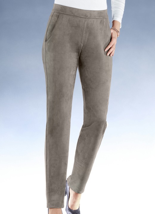 Hosen in Schlupfform - Trendige, samtweiche Hose, in Größe 018 bis 092, in Farbe TAUPE Ansicht 1