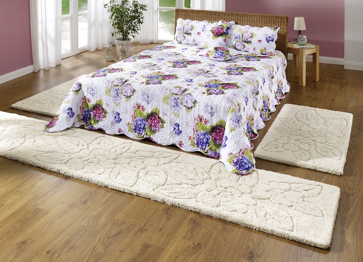 - Bettumrandung, 3-teilig,mit rutschhemmend beschichteter Rückseite, in Größe 315 (2 Vorleger 60x100 cm und 1 Galerie 60x220 cm) bis 515 (2 Vorleger 70x100 cm und 1 Galerie 70x330 cm), in Farbe CREME