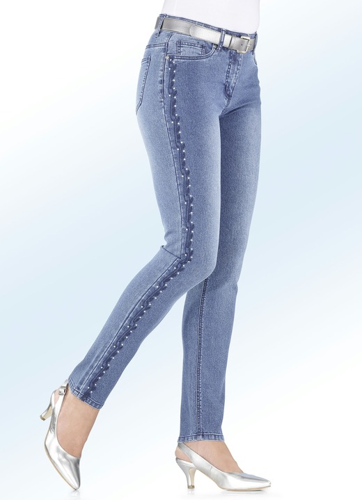 Hosen - Edel-Jeans mit effektvoller Ranken-Stickerei, in Größe 019 bis 092, in Farbe HELLBLAU