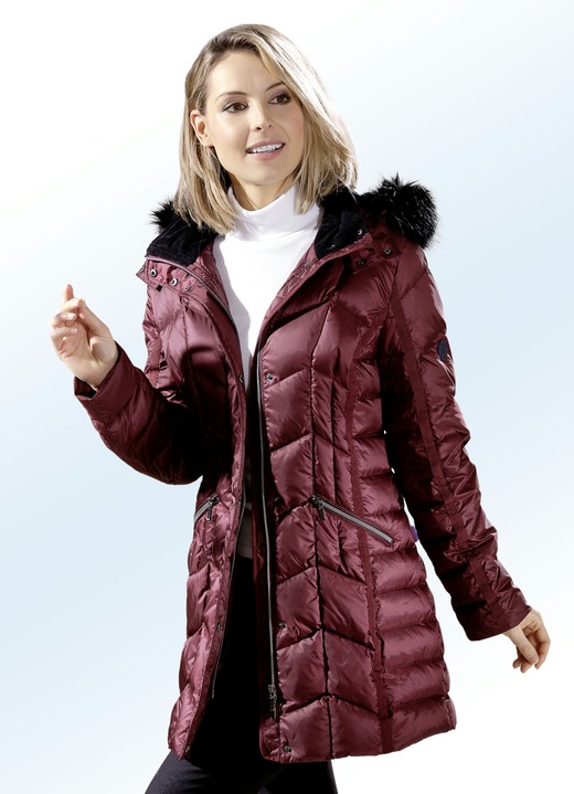 - Daunenjacke mit aufgesteppten Ripsband-Akzenten, in Größe 036 bis 052, in Farbe BURGUND Ansicht 1