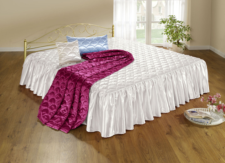 Tagesdecken - Edel glänzende Tagesdecke und Kissenbezüge mit Steppung in Muscheloptik, in Größe 873 (für Einzelbett, 1 Volant, 140x200 cm) bis 916 (für franz. Bett, 3 Volants, 280x250 cm), in Farbe CREME Ansicht 1