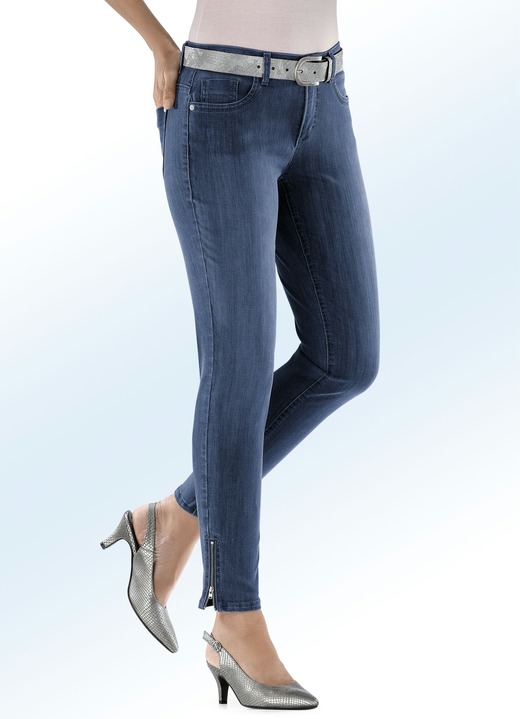 Hosen mit Knopf- und Reißverschluss - Magic-Jeans mit modischen Reißverschlüssen an den Beinabschlüssen Hosen mit Knopf- und Reißverschluss - Magic-Jeans mit modischen Reißverschlüssen an den Beinabschlüssen, in Größe 017 bis 050, in Farbe JEANSBLAU