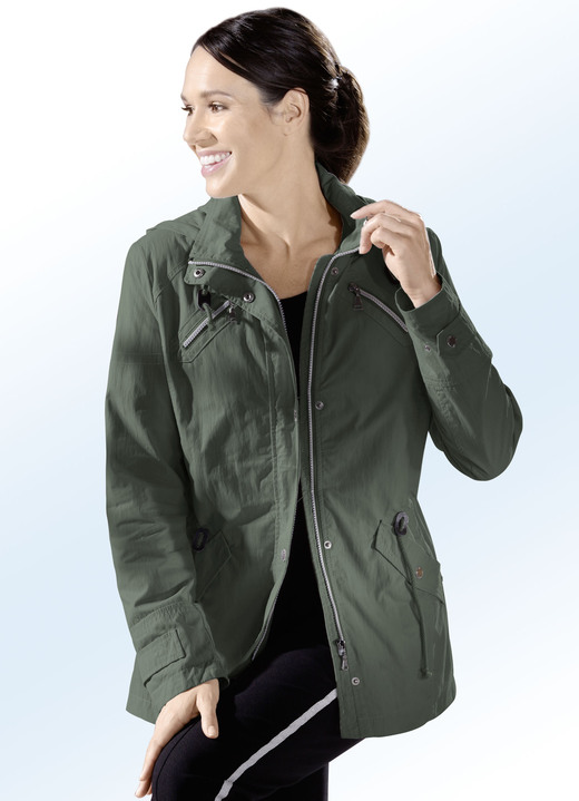 Kurz - Jacke mit weitenregulierbaren Ärmelriegeln, in Größe 036 bis 052, in Farbe OLIV Ansicht 1