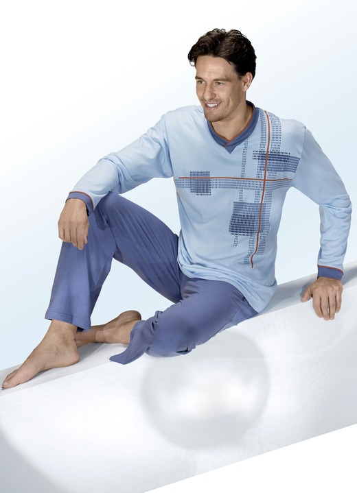 Schlafanzüge - Schlafanzug mit V-Ausschnitt, platziertem Druck und offenen Beinabschlüssen, in Größe 046 bis 106, in Farbe HELLBLAU-BLAU