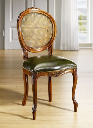 Eleganter Stuhl mit aufwendigen Schnitzereien