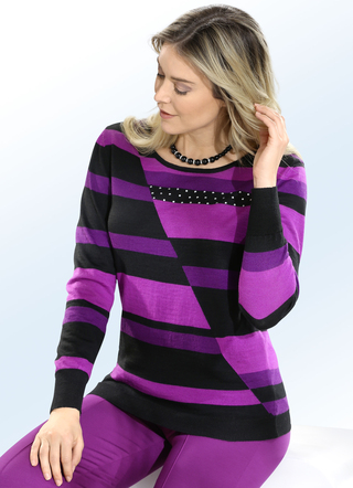 Pullover in 2 Farben mit versetztem Streifendessin