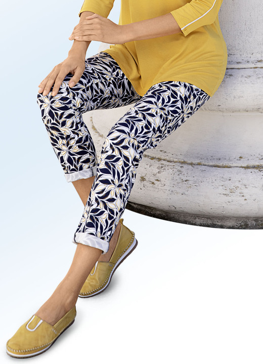 Hosen mit Knopf- und Reißverschluss - Hose mit aparter Floral-Dessinierung, in Größe 017 bis 052, in Farbe MARINE-ECRU Ansicht 1