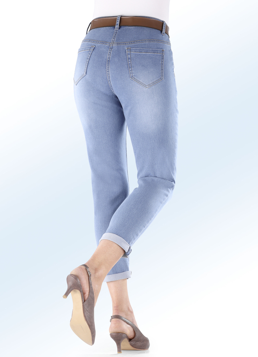 Hosen mit Knopf- und Reißverschluss - Basic-Jeans in 7/8-Länge, in Größe 017 bis 052, in Farbe HELLBLAU Ansicht 1