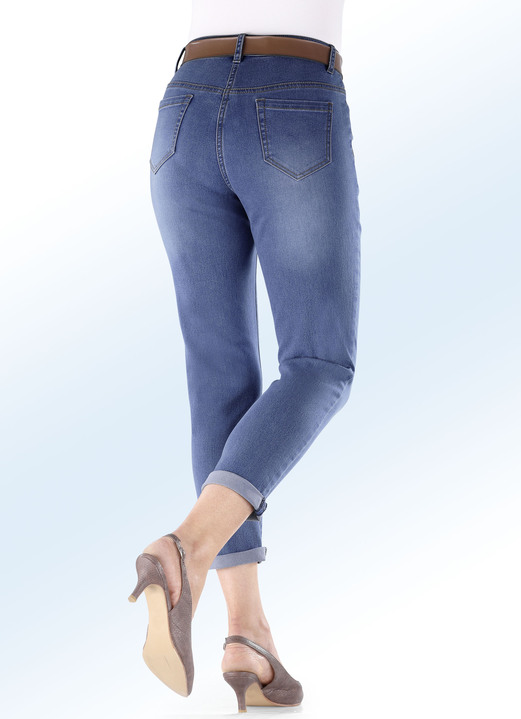 Hosen mit Knopf- und Reißverschluss - Basic-Jeans in 7/8-Länge, in Größe 017 bis 052, in Farbe JEANSBLAU Ansicht 1