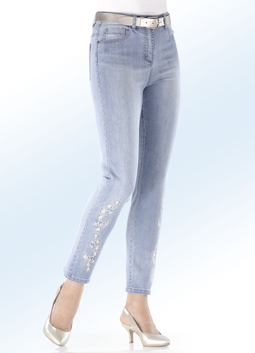 Hosen mit Knopf- und Reißverschluss - Edel-Jeans mit Stickerei-Applikationen und Glitzersteinchen Hosen mit Knopf- und Reißverschluss - Edel-Jeans mit Stickerei-Applikationen und Glitzersteinchen, in Größe 017 bis 052, in Farbe HELLBLAU