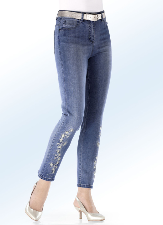Hosen mit Knopf- und Reißverschluss - Edel-Jeans mit Stickerei-Applikationen und Glitzersteinchen Hosen mit Knopf- und Reißverschluss - Edel-Jeans mit Stickerei-Applikationen und Glitzersteinchen, in Größe 017 bis 052, in Farbe JEANSBLAU