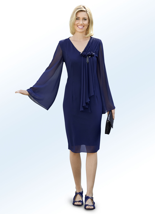 Abendkleider - Kleid mit extravaganter Chiffonschärpe, in Größe 036 bis 052, in Farbe NACHTBLAU