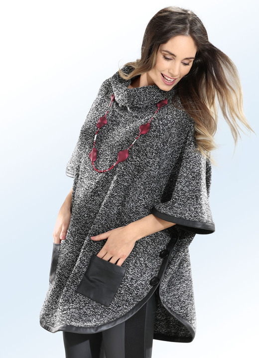 Pullover & Strickmode - Poncho mit Lederimitatakzenten, in Größe 040 bis 058, in Farbe SCHWARZ-GRAU MELIERT