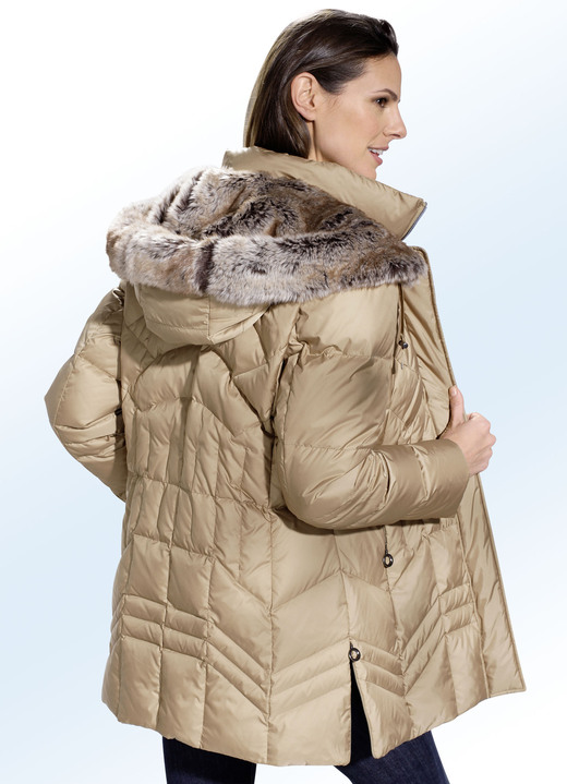 - Daunenjacke in 2 Farben mit interessanten Steppvariationen, in Größe 036 bis 052, in Farbe BEIGE