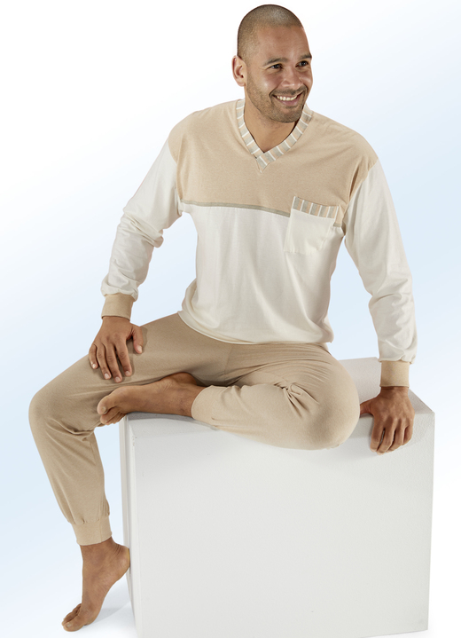 - Götting Schlafanzug mit V-Ausschnitt, Brusttasche und Bündchenabschlüssen, in Größe 046 bis 060, in Farbe ECRU-CAMEL