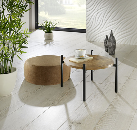 Trendstarker Tisch mit Sitzkissen