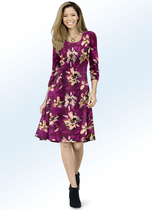 Kleider - Kleid in schwingender Schlupfform, in Größe 036 bis 052, in Farbe BEERE-BUNT