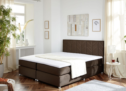 Exklusives Boxspringbett mit gepolstertem Kopfteil