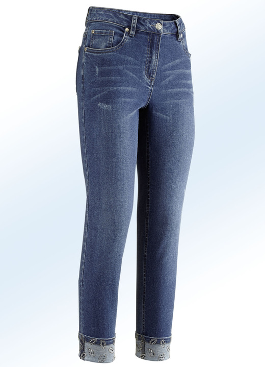 Hosen mit Knopf- und Reißverschluss - Edel-Jeans in 7/8-Länge mit hübschem Glitzersteinchenbesatz, in Größe 018 bis 052, in Farbe JEANSBLAU Ansicht 1