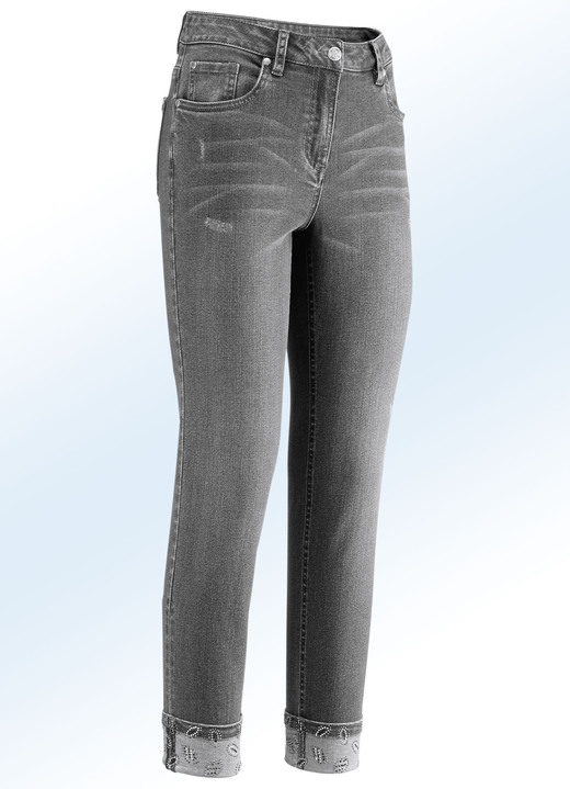 Hosen mit Knopf- und Reißverschluss - Edel-Jeans in 7/8-Länge mit hübschem Glitzersteinchenbesatz Hosen mit Knopf- und Reißverschluss - Edel-Jeans in 7/8-Länge mit hübschem Glitzersteinchenbesatz, in Größe 018 bis 052, in Farbe GRAU