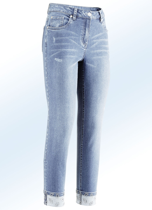Hosen mit Knopf- und Reißverschluss - Edel-Jeans in 7/8-Länge mit hübschem Glitzersteinchenbesatz Hosen mit Knopf- und Reißverschluss - Edel-Jeans in 7/8-Länge mit hübschem Glitzersteinchenbesatz, in Größe 018 bis 052, in Farbe HELLBLAU
