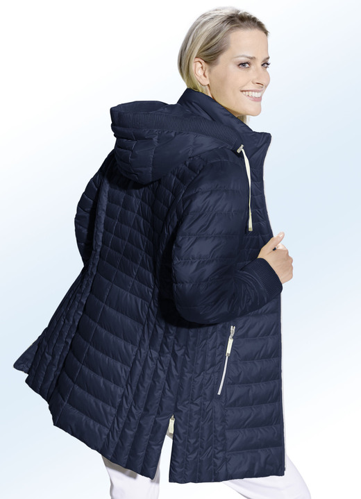 Kurz - Jacke mit gesmoktem Rand an der abnehmbaren Kapuze Kurz - Jacke mit gesmoktem Rand an der abnehmbaren Kapuze, in Größe 036 bis 054, in Farbe NAVY