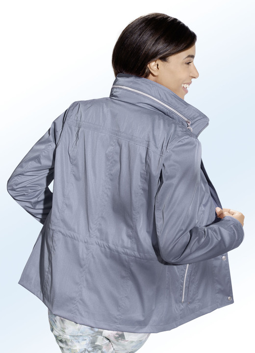 - Jacke in 2 Farben mit im Kragen verstaubarer Kapuze, in Größe 034 bis 052, in Farbe JEANSBLAU