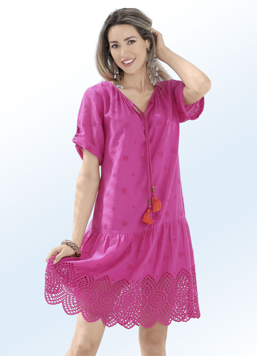 Strandkleider - Kleid mit Lochstickerei, aus reiner Baumwolle, in Größe 036 bis 052, in Farbe FUCHSIA Ansicht 1