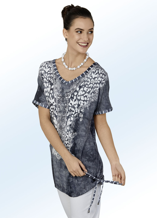 Kurzarm - Longshirt mit V-Ausschnitt in 2 Farben Kurzarm - Longshirt mit V-Ausschnitt in 2 Farben, in Größe 036 bis 054, in Farbe GRAU BATIK