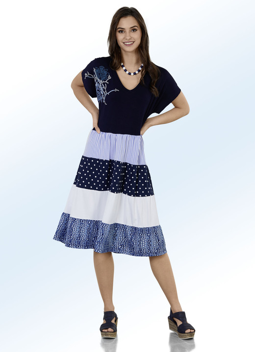 - Kleid mit aufwendigem Stickereimotiv, in Größe 036 bis 050, in Farbe MARINE-BUNT