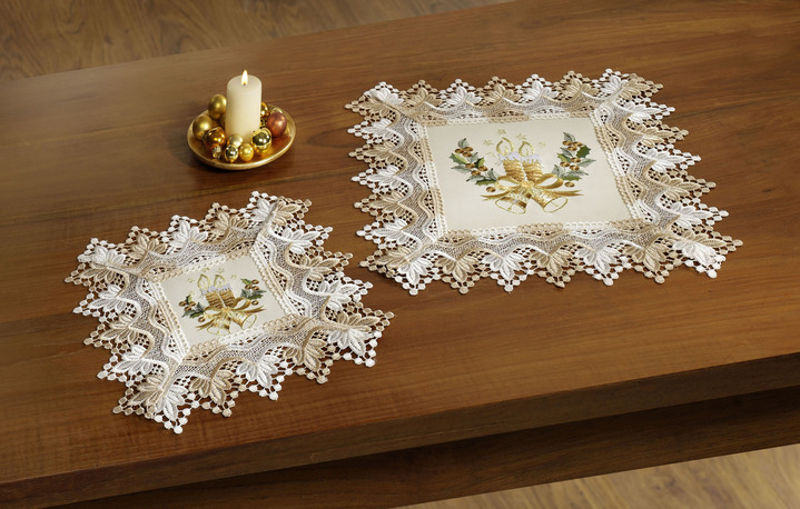 - Tisch- und Raumdekoration mit weihnachtlichen Kerzenmotiven, in Größe 101 (Deckchen, 35/ 50 cm) bis 404 (Kissenbezug, 40/ 40 cm), in Farbe ECRU-BUNT Ansicht 1