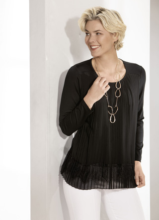 Schwarzes Shirt mit plissiertem Chiffon-Besatz