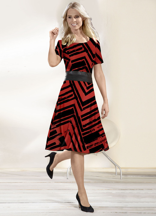 Kleider - Kleid in taillierter Schlupfform, in Größe 022 bis 046, in Farbe SCHWARZ-ROT