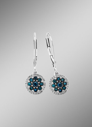 Schöne Ohrringe mit blauen Brillanten und weißen Diamanten