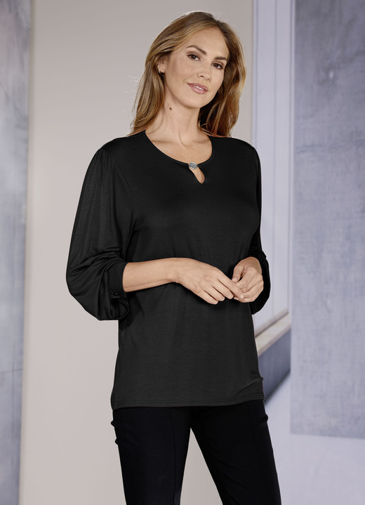 Shirts - Exzellentes Shirt mit Schlitz und Zierschmuck in 2 Farben, in Größe 038 bis 048, in Farbe SCHWARZ Ansicht 1