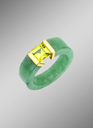 Damenring mit Ringschiene aus Jade