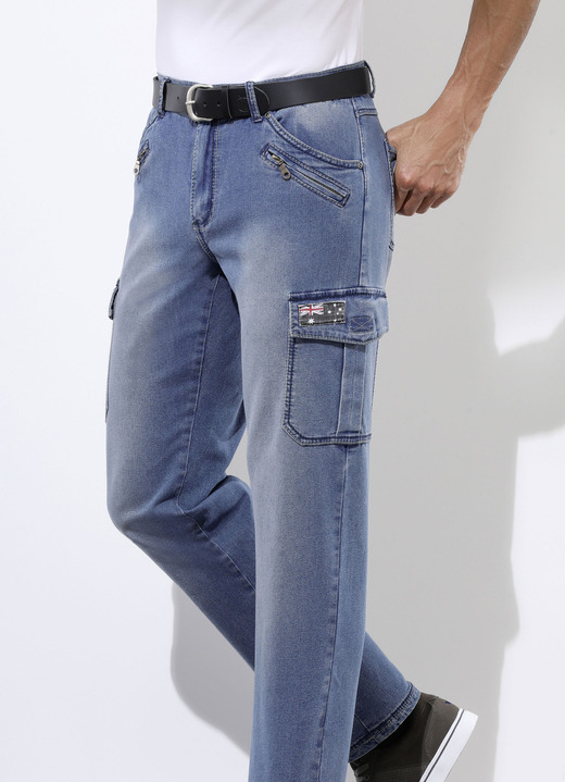 - Trendige Jeans mit 8 Taschen in 2 Farben, in Größe 024 bis 060, in Farbe HELLBLAU Ansicht 1