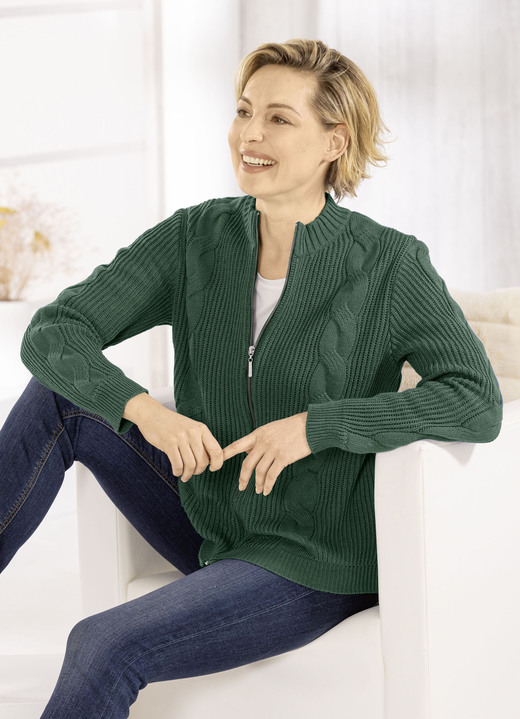 Basics - Strickjacke mit nachhaltig recycelter Baumwolle, in Größe 036 bis 052, in Farbe FLASCHENGRÜN Ansicht 1