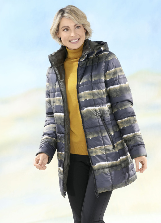 Winterjacken - Longjacke mit Fantasiedessin Winterjacken - Longjacke mit Fantasiedessin, in Größe 036 bis 054, in Farbe GRAU-KHAKI-MESSING-NATURWEISS