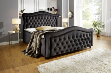 Boxspringbett mit gepolsterten Kopf- und Fußteil