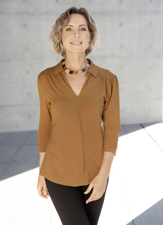 3/4-Arm - Poloshirt mit Zierblende in 2 Farben 3/4-Arm - Poloshirt mit Zierblende in 2 Farben, in Größe 036 bis 052, in Farbe COGNAC