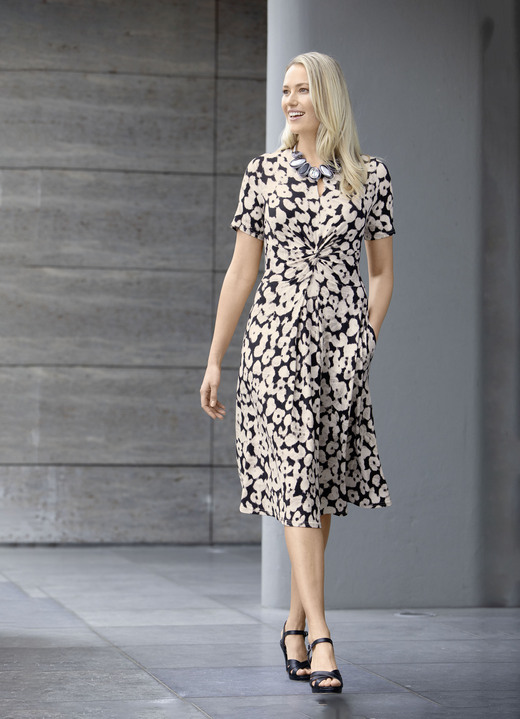 Sommerkleider - Kleid mit extravaganter Knotenoptik Sommerkleider - Kleid mit extravaganter Knotenoptik, in Größe 036 bis 052, in Farbe SCHWARZ-BEIGE-NUDE